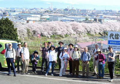 富士山と桜のハイキング写真